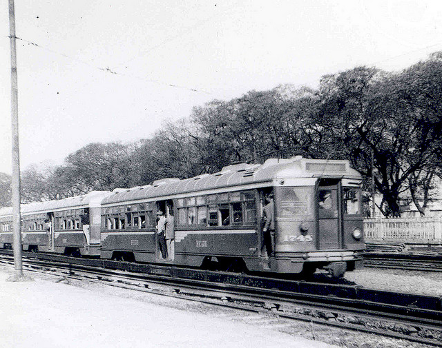 The former Pacific Electric no. 745 in heavy duty service. Her appearance will decline over the years. Buenos Aires officials had no real love for the Hollywood cars; they were purchased for one reason — to work, and work hard. And that they did, and well… Ralph Cantos Collection.
